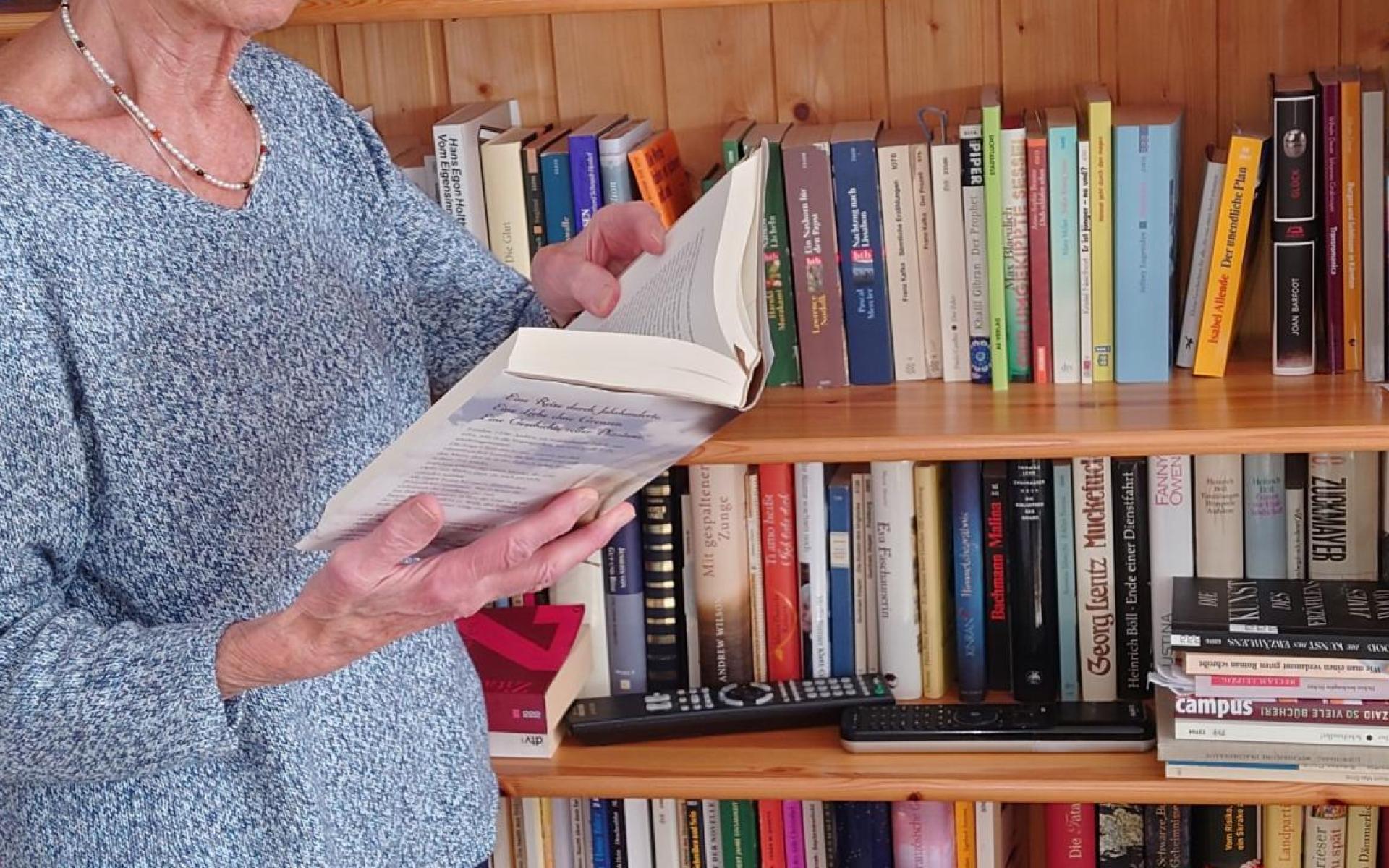Schriftstellerin Jo Schulz-Vobach in ihrer privaten Bibliothek