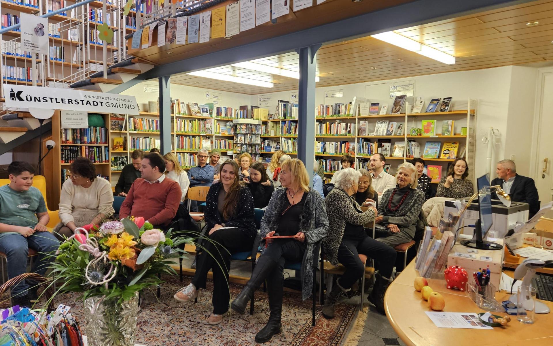 Besucher bei einer Lesung in der Bibliothek Gmünd