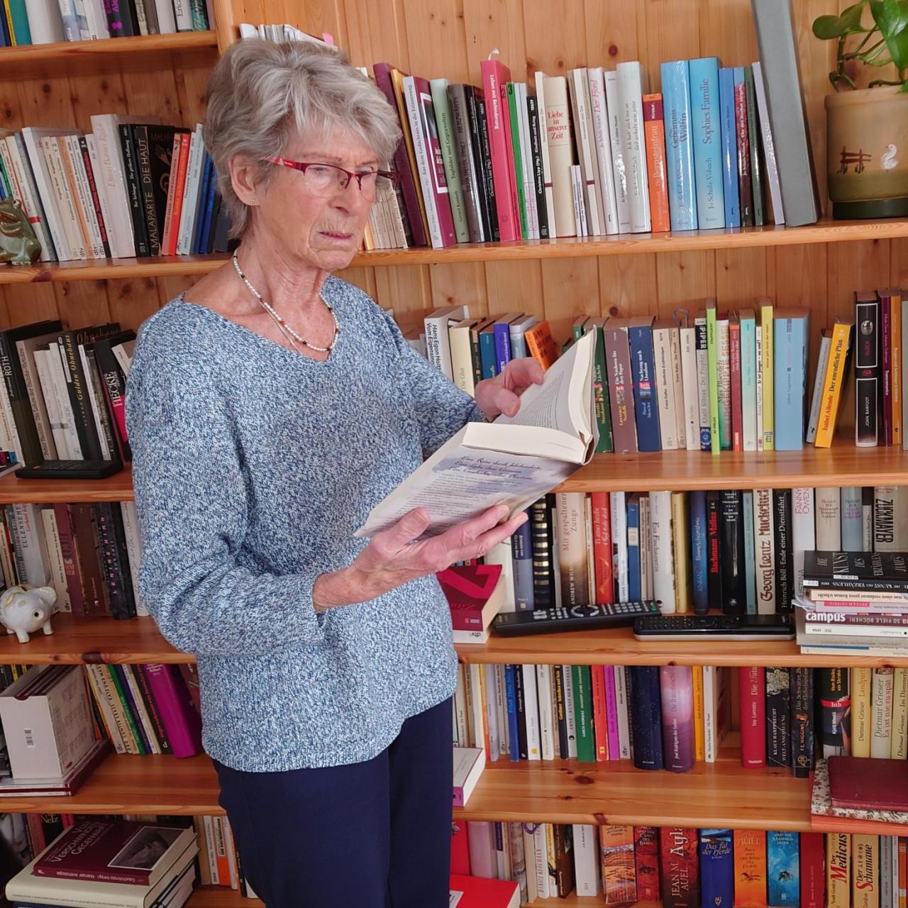 Schriftstellerin Jo Schulz-Vobach in ihrer privaten Bibliothek